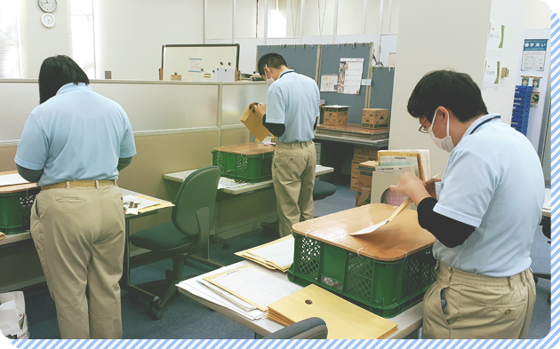 所内で勤務している様子