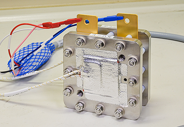 MEA (Membrane Electrode Assembly)-type CO2 electrolysis cell