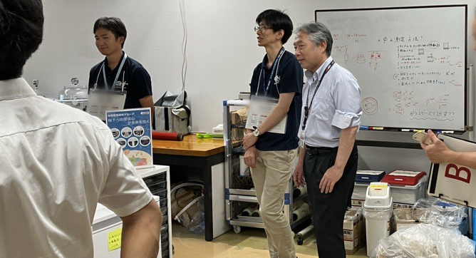 見学会で説明する研究員達