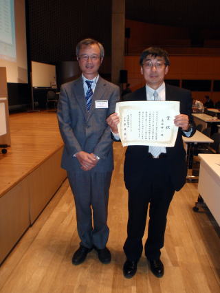 左が日本地熱学会の糸井龍一会長，右が高倉研究員（撮影：佐脇貴幸氏