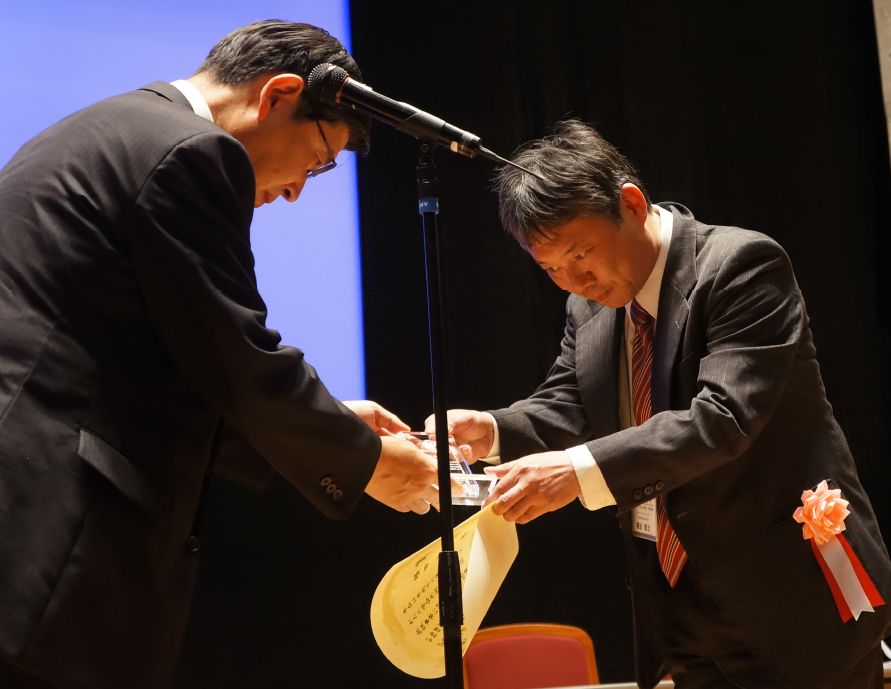 横田俊之 主任研究員 平成25年度物理探査学会運営功績賞を写真