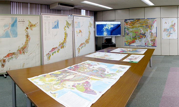 地質図ライブラリー閲覧室の様子。