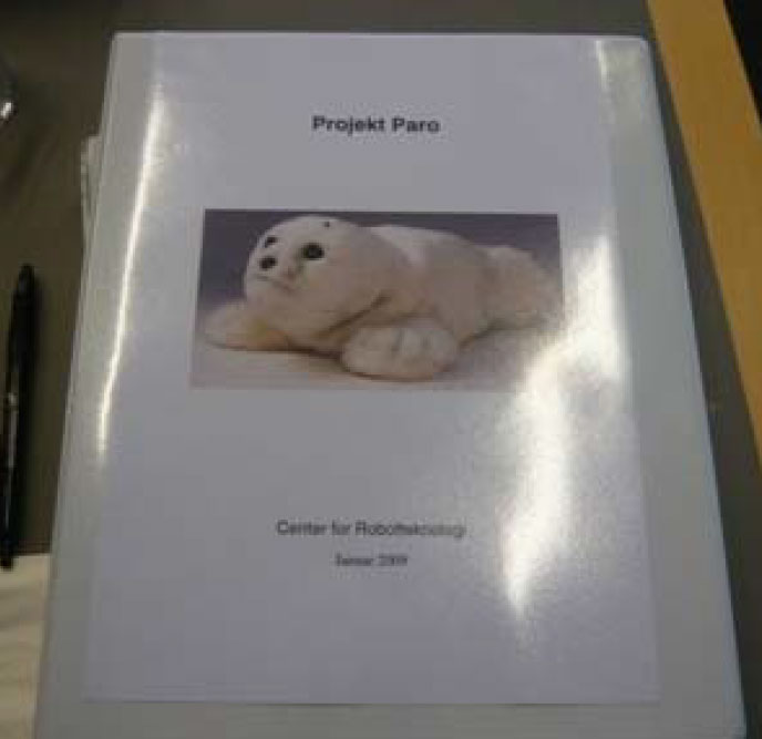 デンマーク語でProjekt Paroと書かれパロの写真が印刷されている教科書の表紙の写真