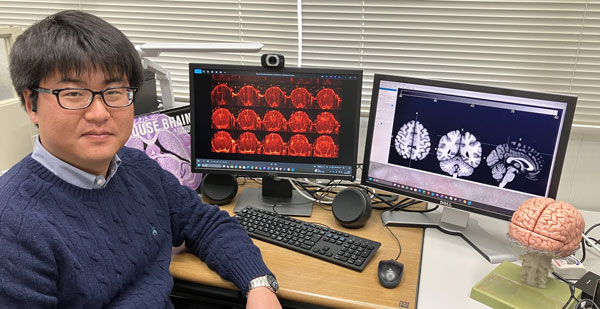 医療機器研究グループ　後藤太一 研究員が実験室で微笑んでいる姿