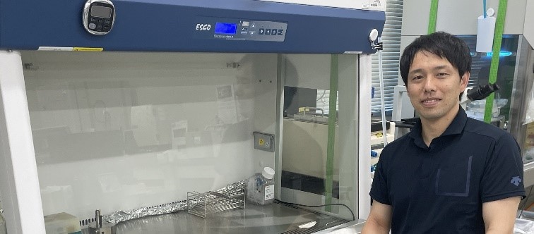 運動生理学・バイオメカニクス研究グループ 土屋吉史　主任研究員が実験室で微笑んでいる姿