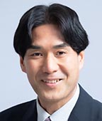 ○○主任研究員の写真