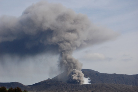 Eruption of Nakadake crater, Aso volcano