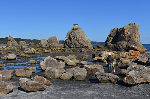 和歌山県串本町の名勝橋杭岩周辺に散らばる漂礫群．
