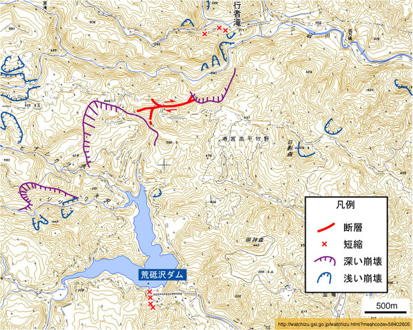 図１　荒砥沢ダム北方の変状のトレースと周囲での変状（東西短縮）確認位置および斜面崩壊．