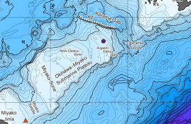 沖縄本島から沖縄－宮古海台（Okinawa–Miyako Submarine Plateau；OMSP）にかけての海底地形。