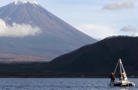 富士山・本栖湖で堆積物を掘削中の様子