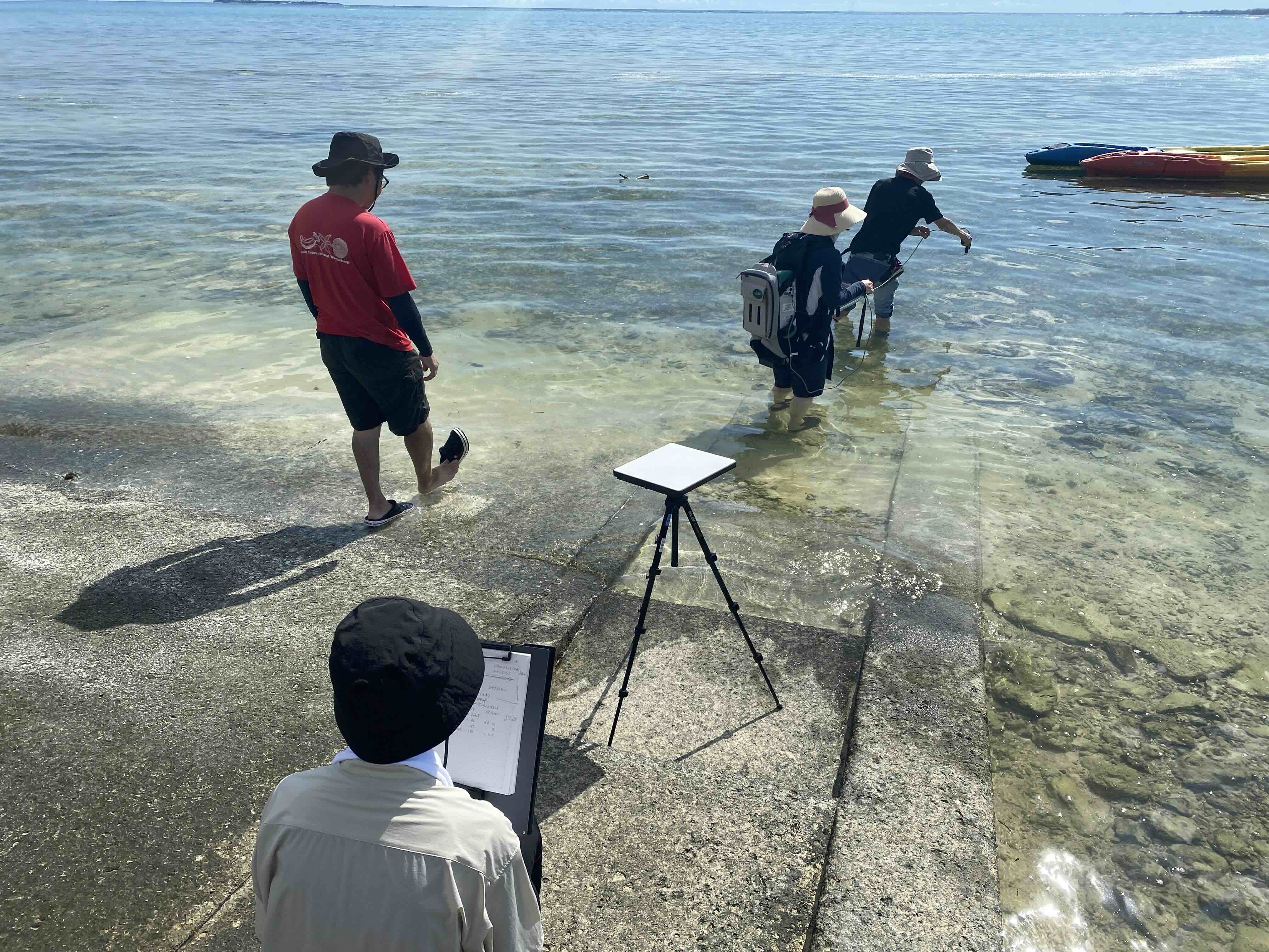 沿岸域でのFieldspecによる分光測定の様子。