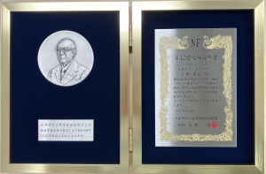 受賞者:島田寛之の盾画像、リンク先は盾の拡大画像