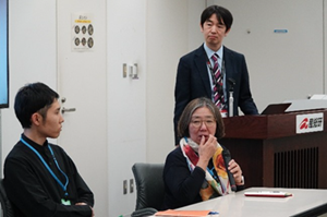 パネルディスカッションを見守る渡辺氏