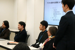 参加者の意見を聞くパネラー