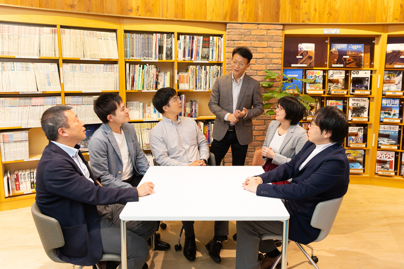 産総研の小島一浩氏（中央）を囲んで 