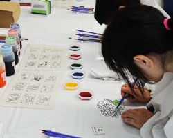 カラフル粘土で絵を描こうイメージ写真