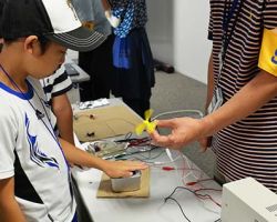 手のひらの熱で発電しようイメージ写真