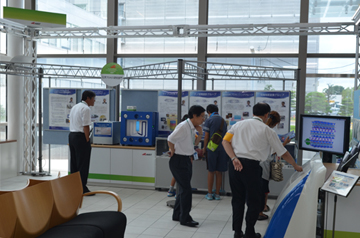 ポスターを見ている大人たち