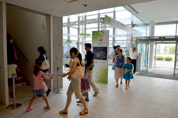 階段へ向かう親子