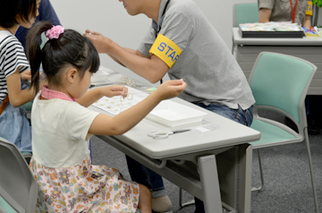ストローで結晶模型を作る子ども