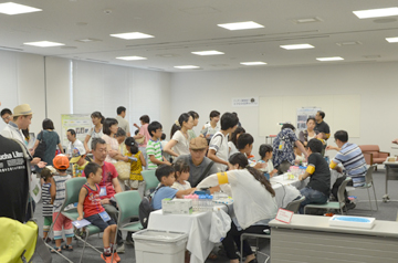 多くの人でにぎわう会場の様子