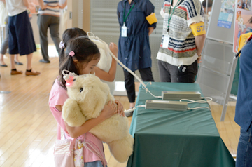 パロを抱っこする子供