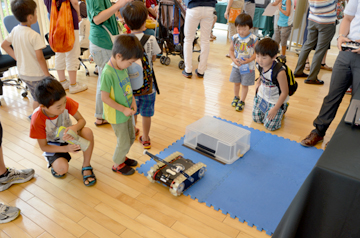 ロボットを見つめる子どもたち