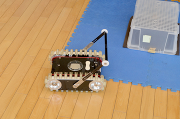 床下探査ロボットが走行している様子