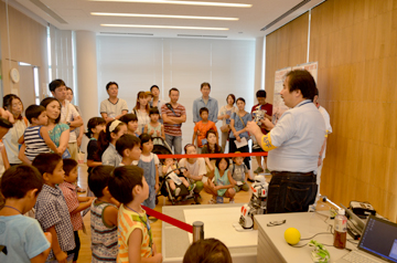 ロボットの説明を聞く来場者たち