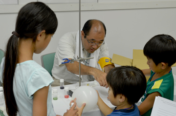 実験について話す研究員と子ども