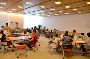 多くの来場者が休憩している様子