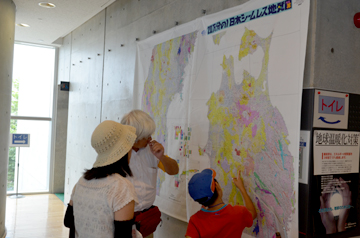 大きな地図を見ている来場者たち