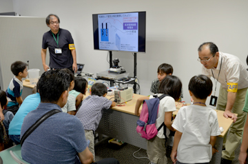 モニターの映像に興味を持ち、前の机に集まって熱心に見る子どもたち