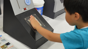 手のひらの熱で発電しようイメージ写真