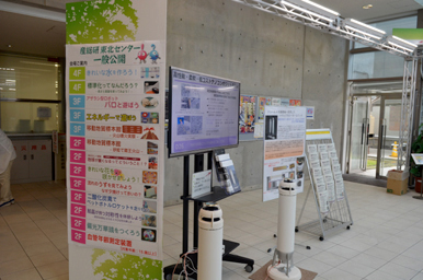 ロビーで案内看板とモニター展示が並ぶ様子