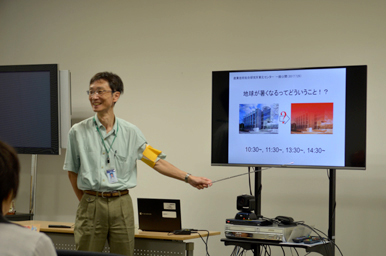 講師がスライドを示しながら説明している様子