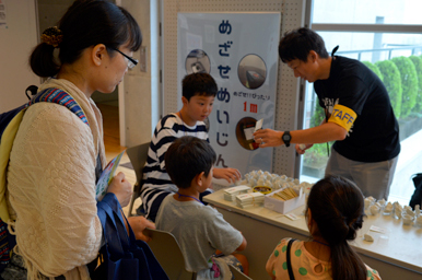 子供たちがスタッフからの説明を受けている様子