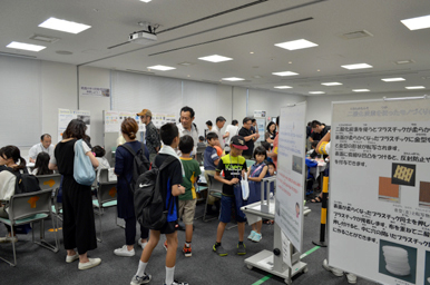 展示会場で来場者が各ブースを見学している様子