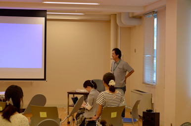 講師が前方で準備し、参加者が着席して待っている様子
