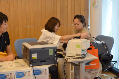 医療機器を使って来場者の測定を行うスタッフの様子