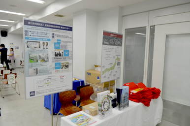 展示紹介のポスターと資料が並べられた受付横のコーナー