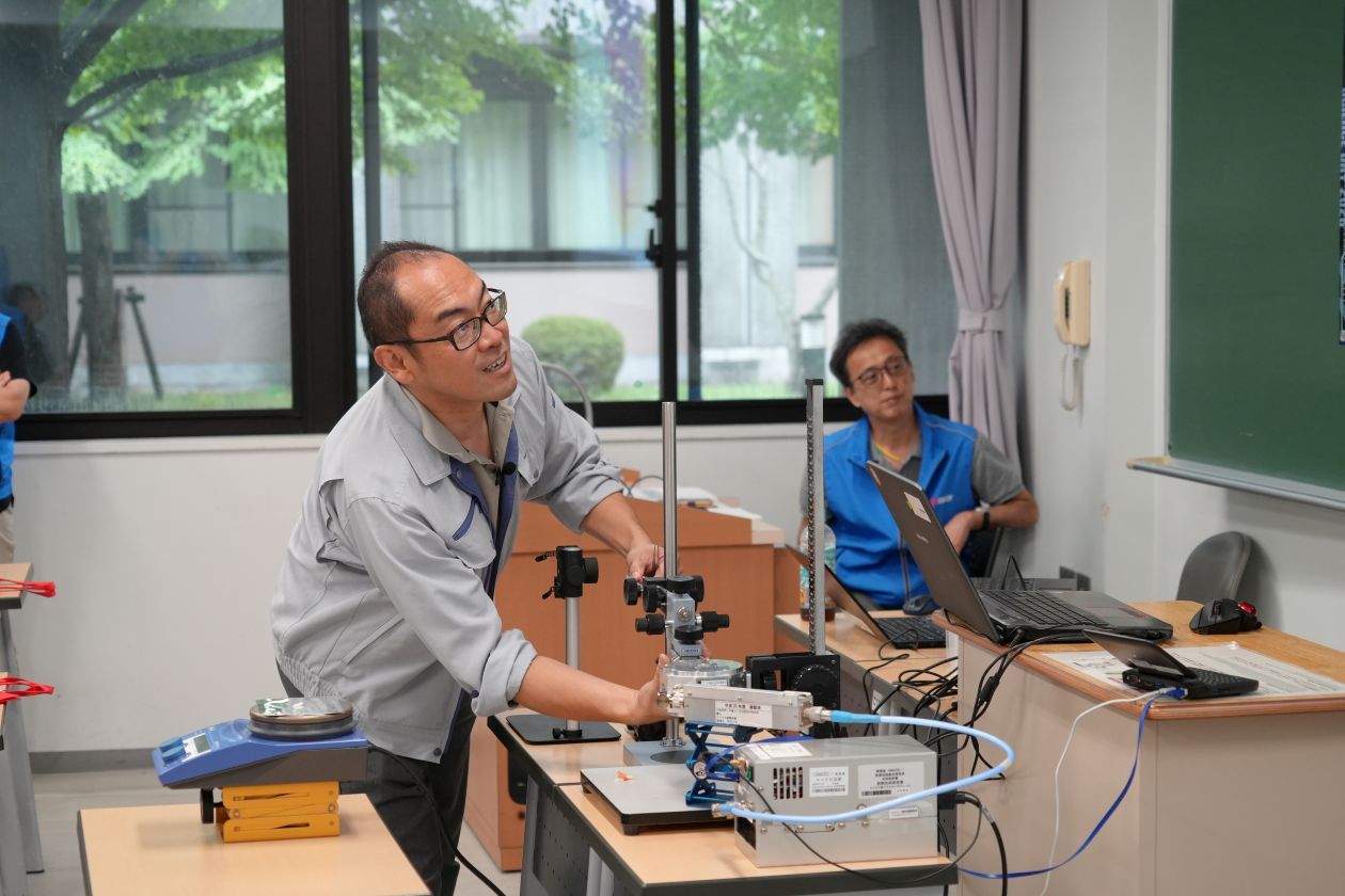 電子レンジとフライパンの温め方の違いを実験装置で説明する様子
