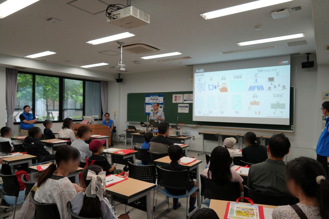 講師がスライドを使って、加熱の仕組みを解説する実験教室の様子