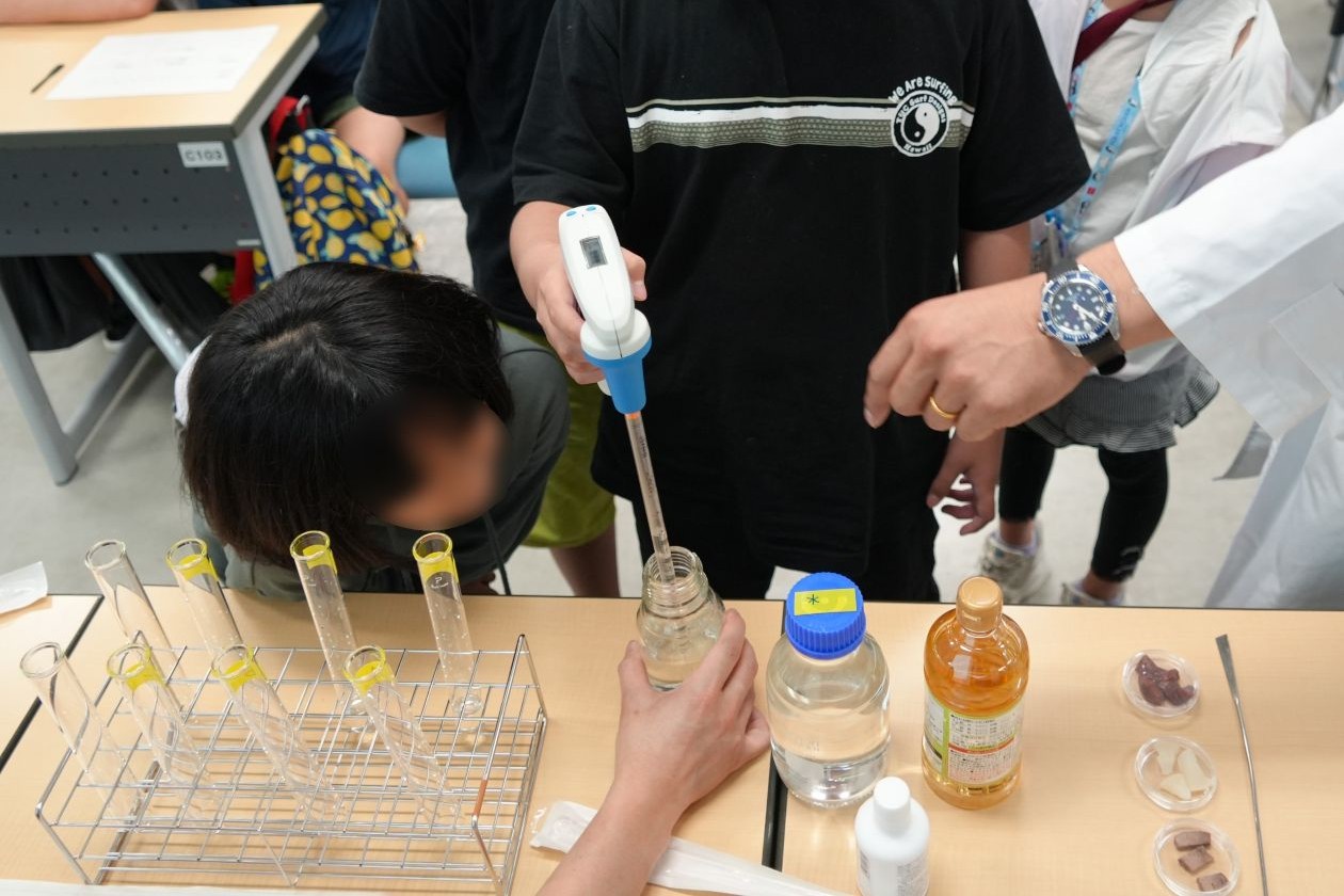 子どもたちが酵素実験でピペット操作を体験している様子