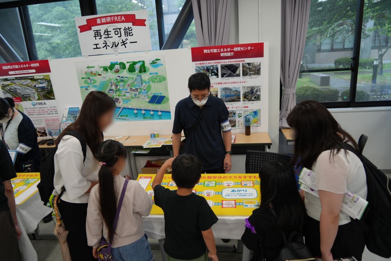 再生可能エネルギーについて学ぶすごろくゲームに参加する来場者